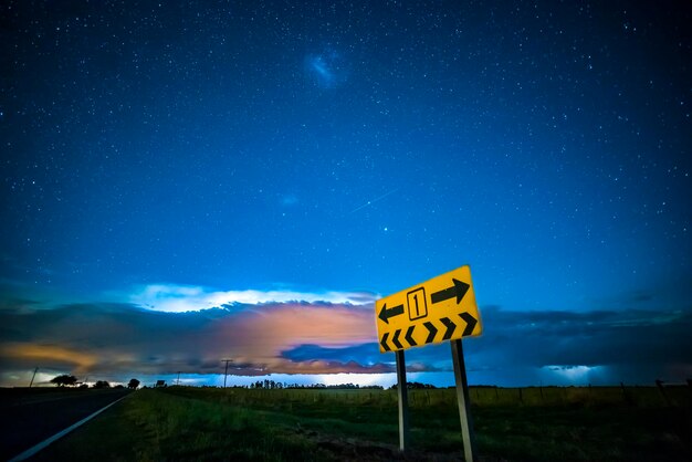 Sinal de rota em Pampas Night Landscape Província de La pampa Patagônia Argentina