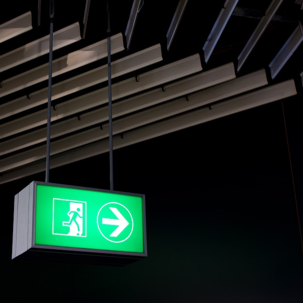 Foto sinal de saída de emergência em escritórios modernos dentro de uma planta industrial