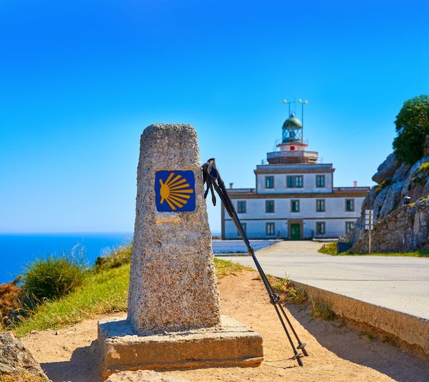 Sinal de Saint James Way e farol de Finisterre