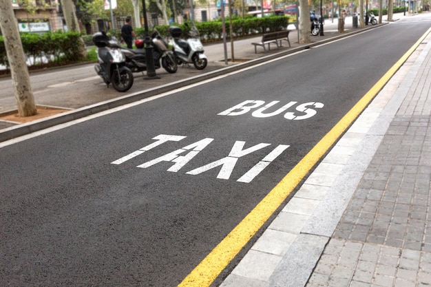 Sinal de táxi de ônibus pintado na estrada