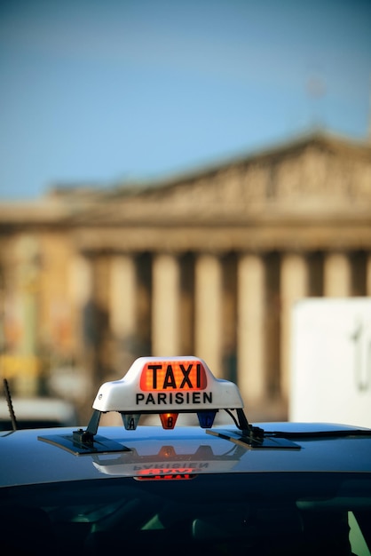 Sinal de táxi na rua em Paris