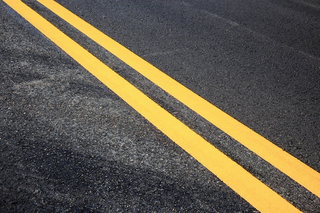 Sinal de trânsito de amarelo na estrada.