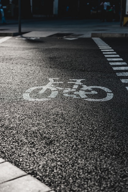 Sinal de trânsito de bicicleta na rua