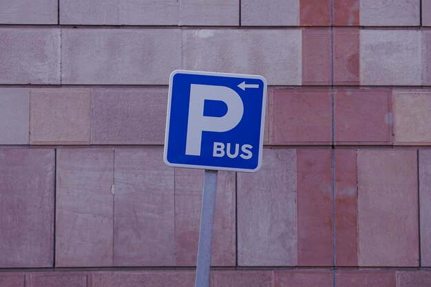 sinal de trânsito de ônibus na rua
