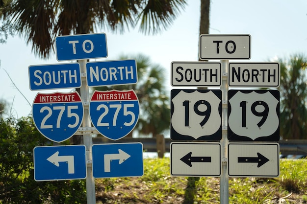 Sinal de trânsito direcional azul indicando direção para a rodovia interestadual I275, servindo a área de Tampa Bay, na Flórida
