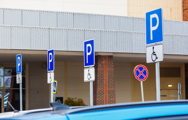 Foto sinal de trânsito estacionamento para deficientes