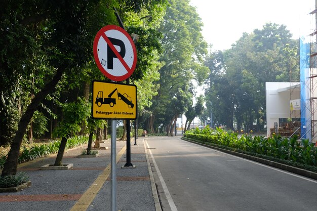 Foto sinal de trânsito por rua