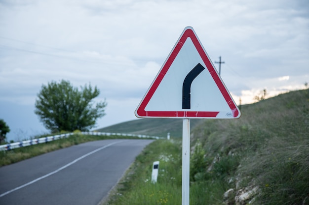 Sinal de trânsito próximo à estrada