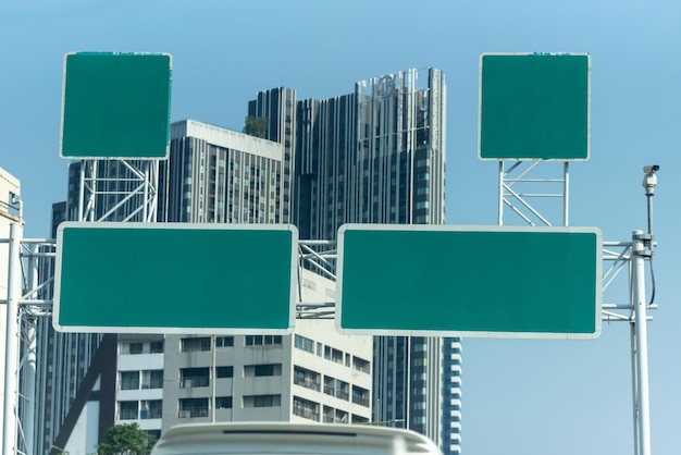 Sinal de via expressa verde com espaço para texto