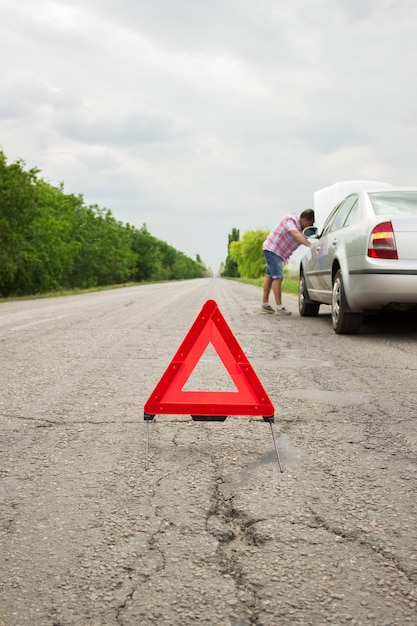 Foto sinal do carro da parada de emergência na estrada.