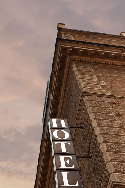 Sinal do hotel em um edifício clássico em Roma