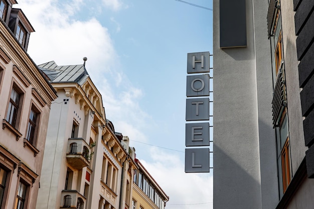 Foto sinal do hotel na rua 5 letras separadas