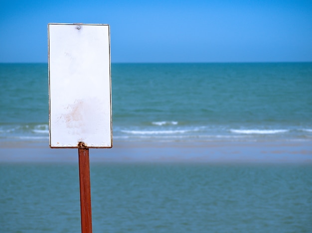 Sinal em branco para nadadores na praia.