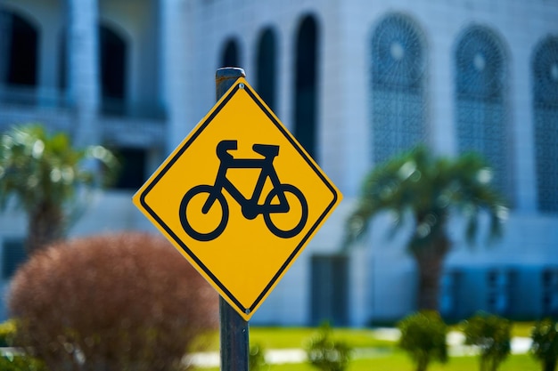 Sinal em forma de diamante com uma bicicleta. alertar os