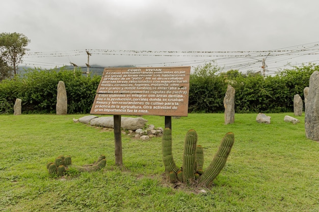 Foto sinal escrito em espanhol onde diz como os aborígenes viviam na reserva arqueológica de los menhires