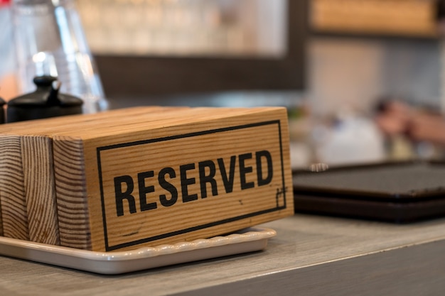 Foto sinal reservado em cima de uma mesa de madeira em um restaurante