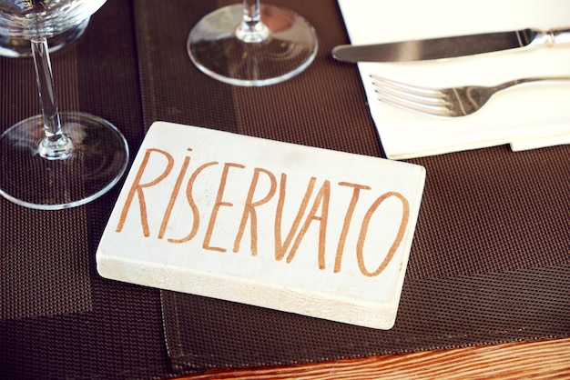 Sinal reservado em uma mesa no restaurante italiano
