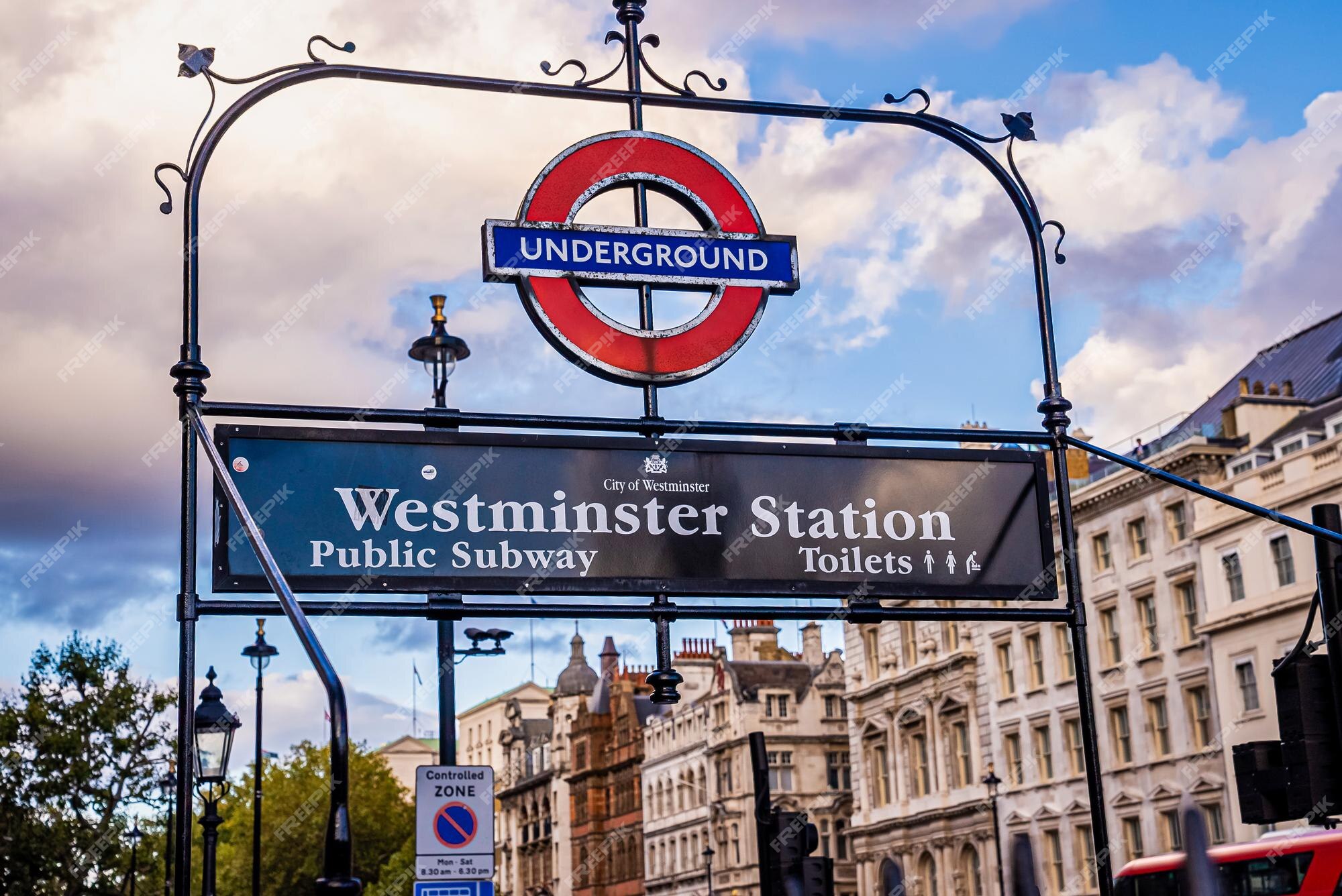 Sinal subterrâneo no arco de westminster, linha jubilee, em londres. o  metrô de londres é o sistema de metrô mais movimentado do mundo, com 1,1  bilhão de viagens anuais