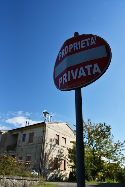 Sinal vermelho propriedade privada na Itália Uma casa ao fundo