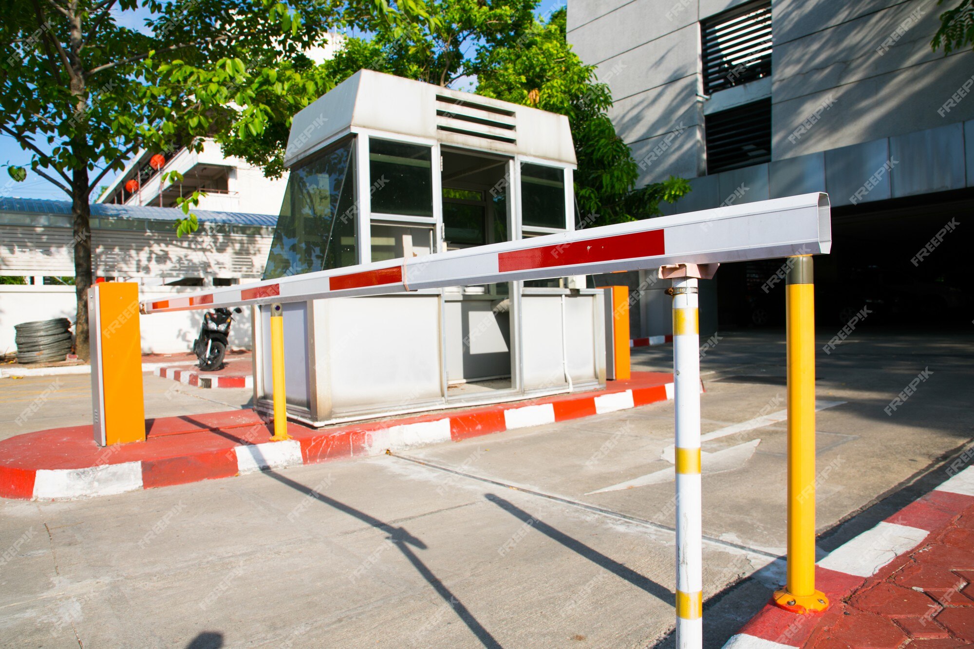 Portão Automático De Barreira à Entrada Do Estacionamento Do Carro Foto de  Stock - Imagem de seguro, protetor: 233894894