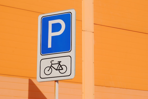 Foto sinalização de estacionamento de bicicletas isolada em laranja