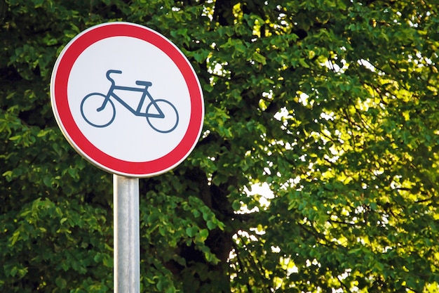 Sinalização rodoviária proibindo ciclismo no parque