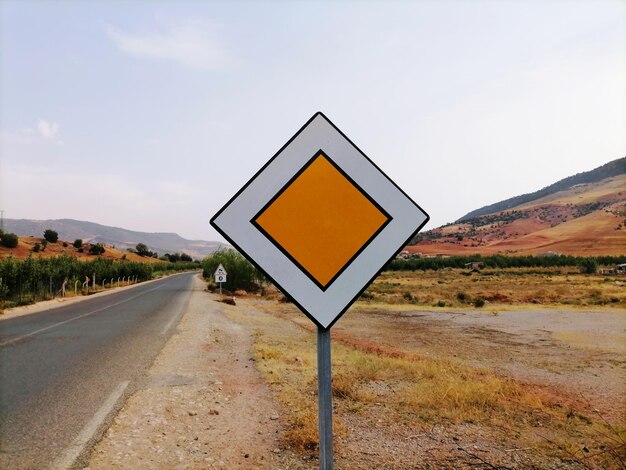 Foto sinalizador de estrada contra o céu