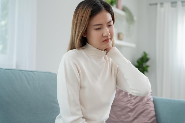 síndromes de oficina mujer masajeando dolor de cuello debido al trabajo y usando una computadora compuesta digital de una columna enfocada de dolor de cuello y síntomas de dolor de hombro lesiones atención médica miositis médica