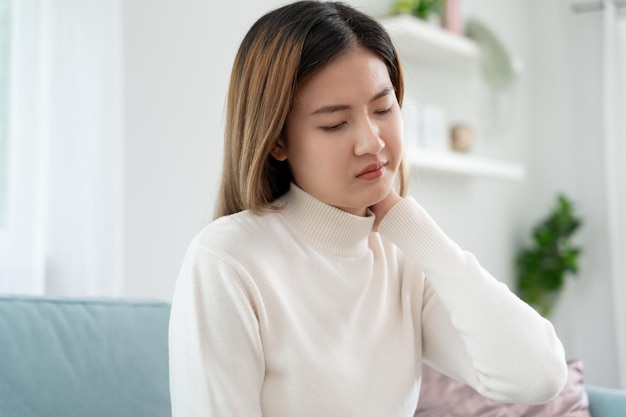 síndromes de oficina mujer masajeando dolor de cuello debido al trabajo y usando una computadora compuesta digital de una columna enfocada de dolor de cuello y síntomas de dolor de hombro lesiones atención médica miositis médica