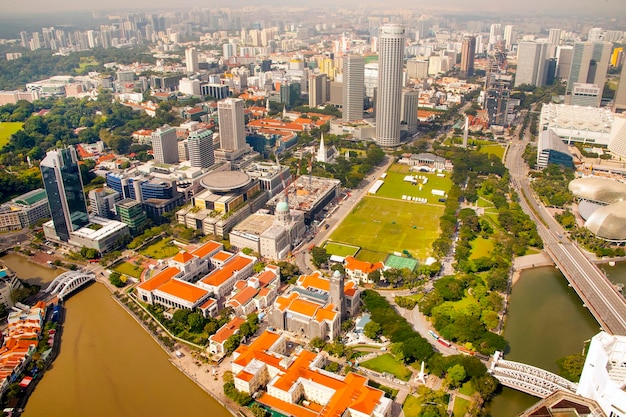 SINGAPUR 08 de enero de 2014 Paisaje urbano de Singapur Vista superior de Singapur desde el techo de un rascacielos