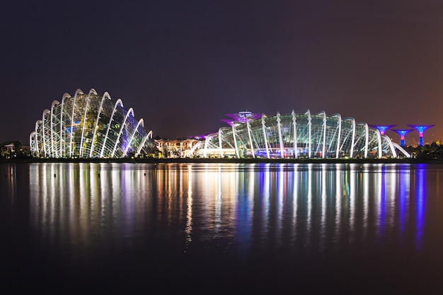 Singapur - 16 de octubre de 2014: Flower Dome en Marina Bay Garden al atardecer.