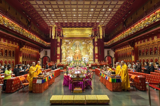 Singapur - 16 de octubre de 2014: interior del templo de la reliquia del diente de Buda. Es un templo budista principal en el distrito de Chinatown de Singapur.