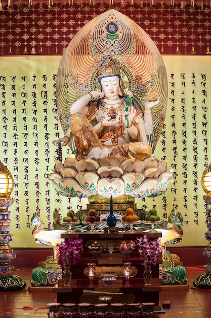 Singapur - 16. Oktober 2014: Buddha Tooth Relic Temple Interieur. Es ist ein buddhistischer Haupttempel im Stadtteil Chinatown von Singapur.