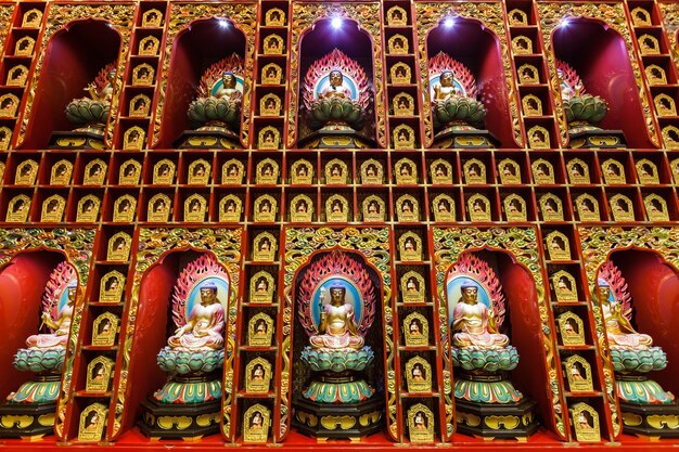 Singapur - 16. Oktober 2014: Im Inneren des Buddha Tooth Relic Temple. Es ist ein buddhistischer Tempel im Stadtteil Chinatown von Singapur.