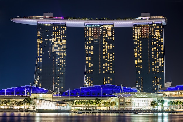 Singapur - 17 de octubre de 2014: Marina Bay Sands Hotel en la noche.