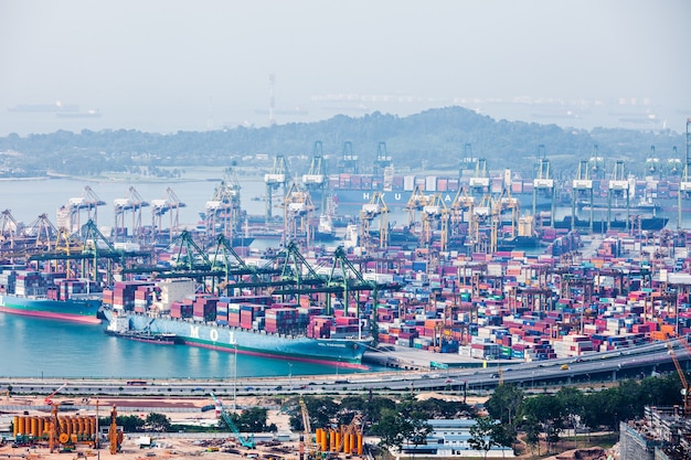 SINGAPUR - 18. OKTOBER 2014: Der Hafen von Singapur. Es ist der verkehrsreichste Umschlaghafen der Welt und der zweitgrößte Hafen der Welt in Bezug auf die gesamte Schiffstonnage.