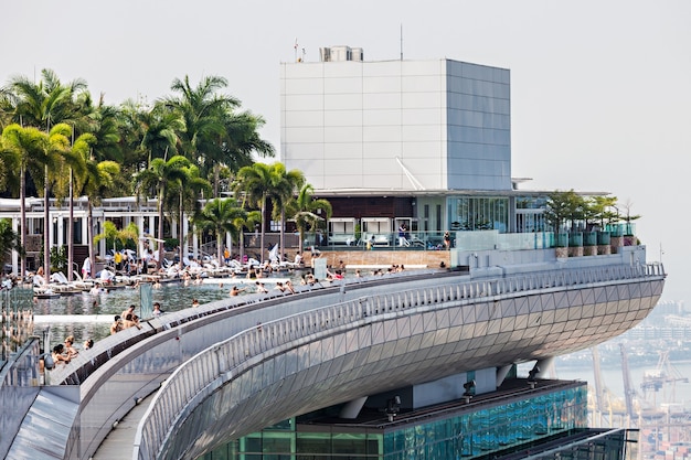 Singapur - 18. Oktober 2014: Ein Blick auf den Infinity-Pool des Skyparks, der das Marina Bay Sands Hotel überragt.