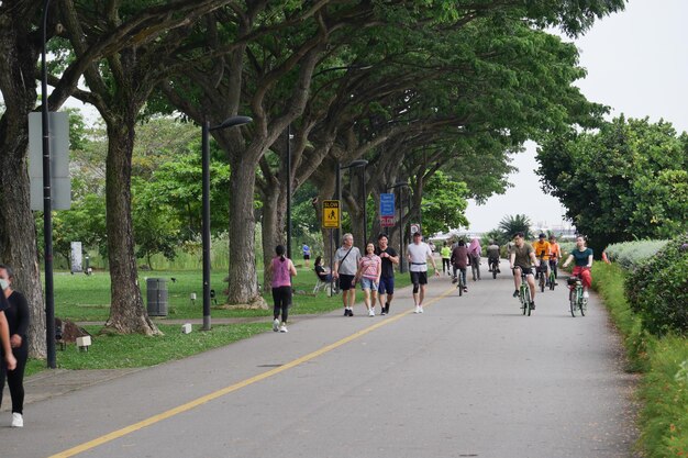 Singapur 21 de agosto de 2022 ciclismo y caminatas en el parque en singapur