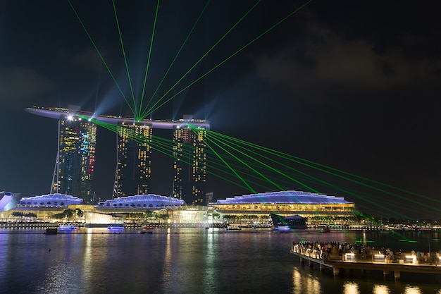 SINGAPUR - 9 de julio de 2015: Marina Bay Sands en la noche durante el espectáculo de luz y agua 'Wonder Full'. Singapur el 9 de julio de 2015
