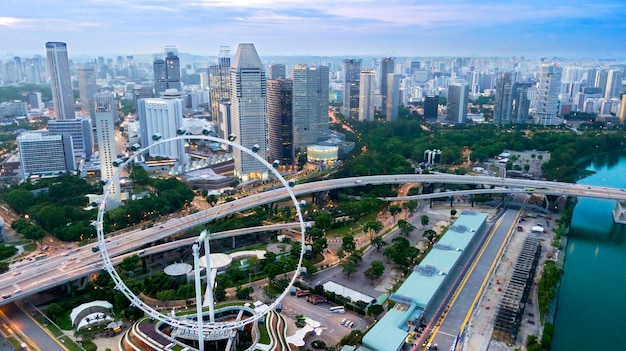 Singapur-Flyer mit Wolkenkratzer am Morgen