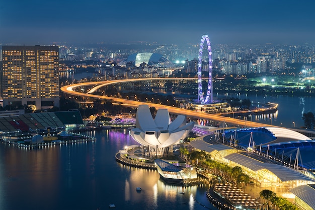 Singapur-Geschäftsgebietskyline in der Nacht bei Marina Bay, Singapur.