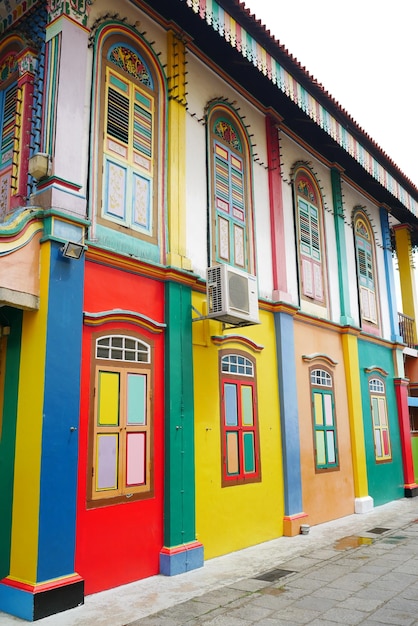 Singapur little india 22 de junio de 2022 vista de la calle de coloridos edificios de fachada y tráfico