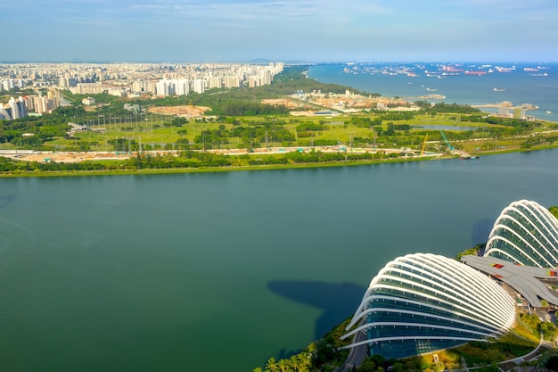 Singapur. Panoramablick auf Wohngebiete, Überfall mit Schiffen und Flower Dome. Luftaufnahme