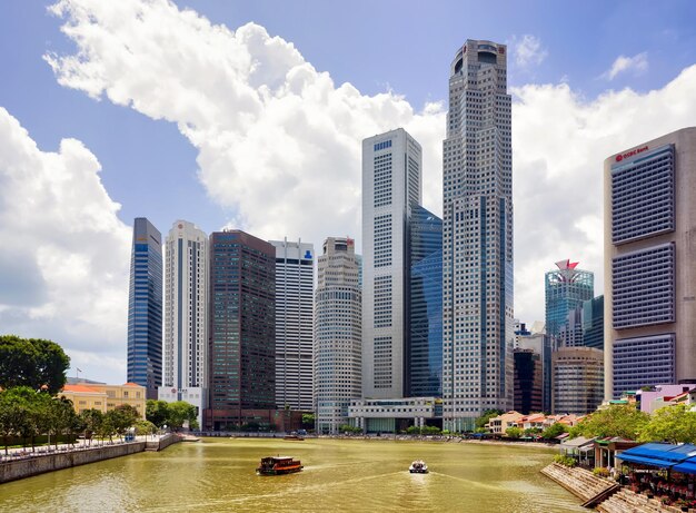 Singapur, Singapur - 1 de marzo de 2016: Rascacielos del centro de la ciudad a lo largo del terraplén del distrito de Quay de Singapur. Los edificios UOB Plaza y One Raffles Place al fondo.