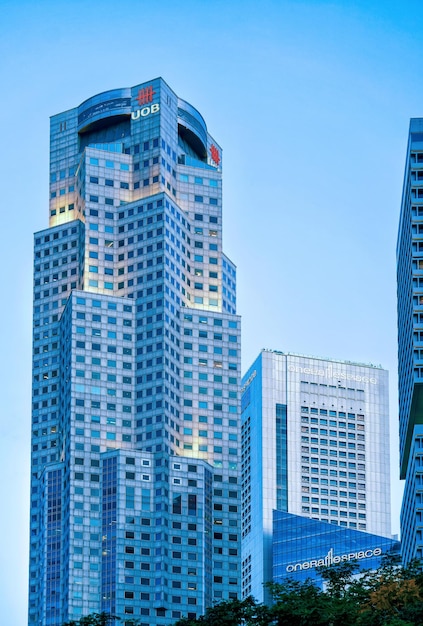 Singapur, Singapur - 29. Februar 2016: One Raffles Place und UOB Plaza im Innenstadtkern der Skyline von Singapur. Die United Overseas Bank befindet sich im Plaza