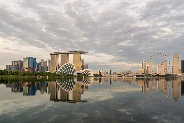 Singapur-Skyline, Singapur-Jachthafenbucht am Morgen, Singapur mit Reflexion