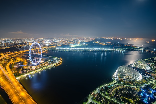 Singapur-Skyline und Ansicht von Wolkenkratzern auf Marina Bay in der Dämmerung.