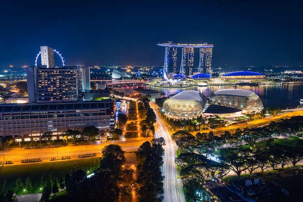 Singapur-Skyline und Ansicht von Wolkenkratzern auf Marina Bay in der twilight Zeit.