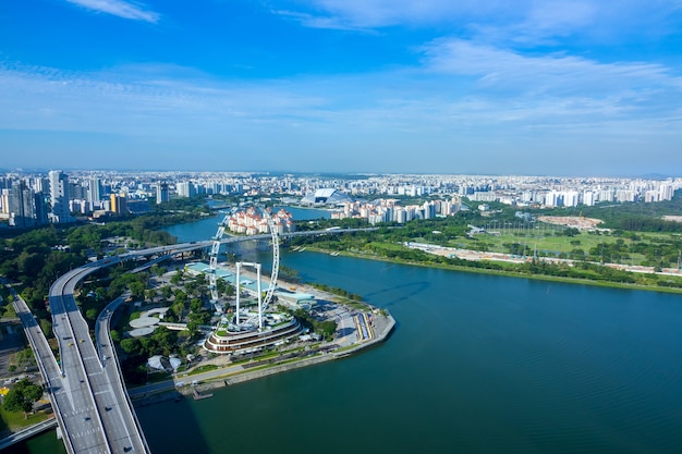 Singapur. Sonniger Tag. Panorama von Wohngebieten, Riesenrad und Autobahn. Luftaufnahme