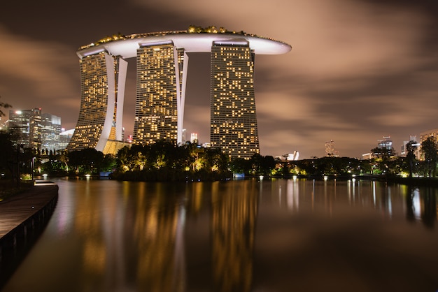 Singapur-Stadtskyline, Jachthafenbucht an der Dämmerung.